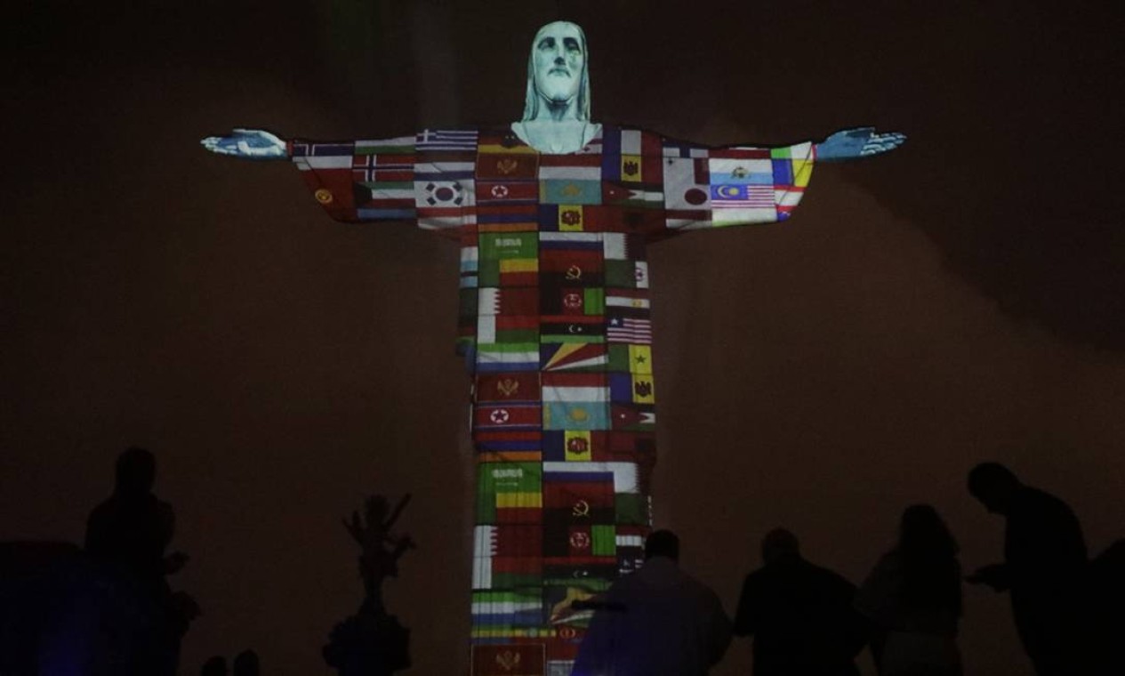 O Santuário Cristo Redentor promove projeção das bandeiras de países com casos de coronavírus no monumento Cristo Redentor Foto: Luiza Moraes / Agência O Globo