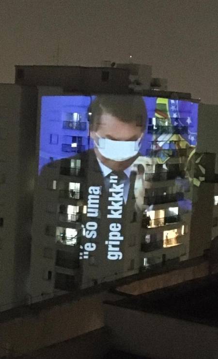 Manifestantes ironizam o presidente em projeção em prédio de São Paulo Foto: Reprodução