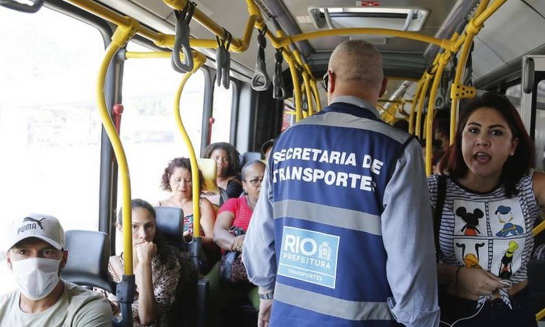 Secretaria de Transportes, PM e Guarda fazem ação para impedir lotação do BRT Foto: Roberto Moreyra