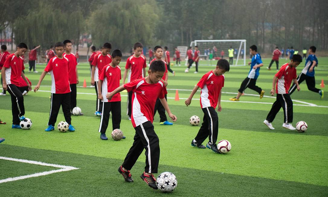 Após controlar o surto de coronavírus, China marca data de retorno do campeonato de futebol Foto: NICOLAS ASFOURI / AFP