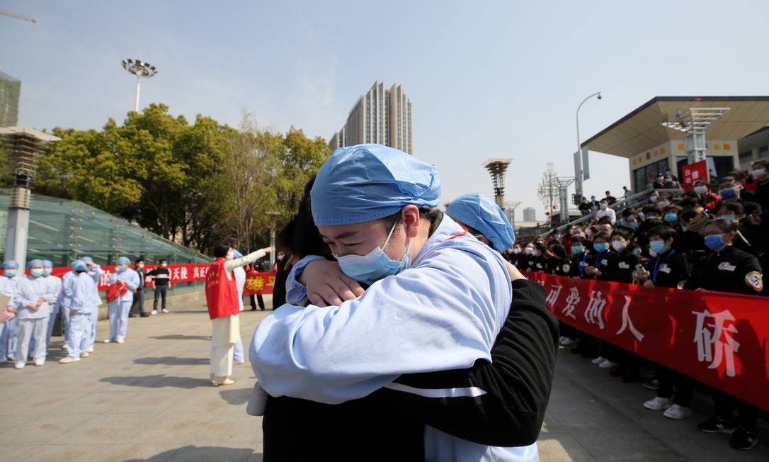 Médico de Wuhan se despede de colega de Jiangsu que ajudou a tratar vítimas do Covid-19 Foto: CHINA DAILY / REUTERS