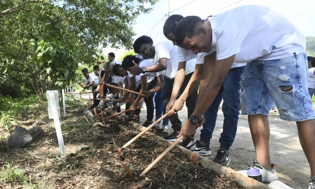Trabalho coletivo. Jovens fazem plantio de mudas no Boa Vista, em Itaipu Foto: divulgação/prefeitura de Niterói