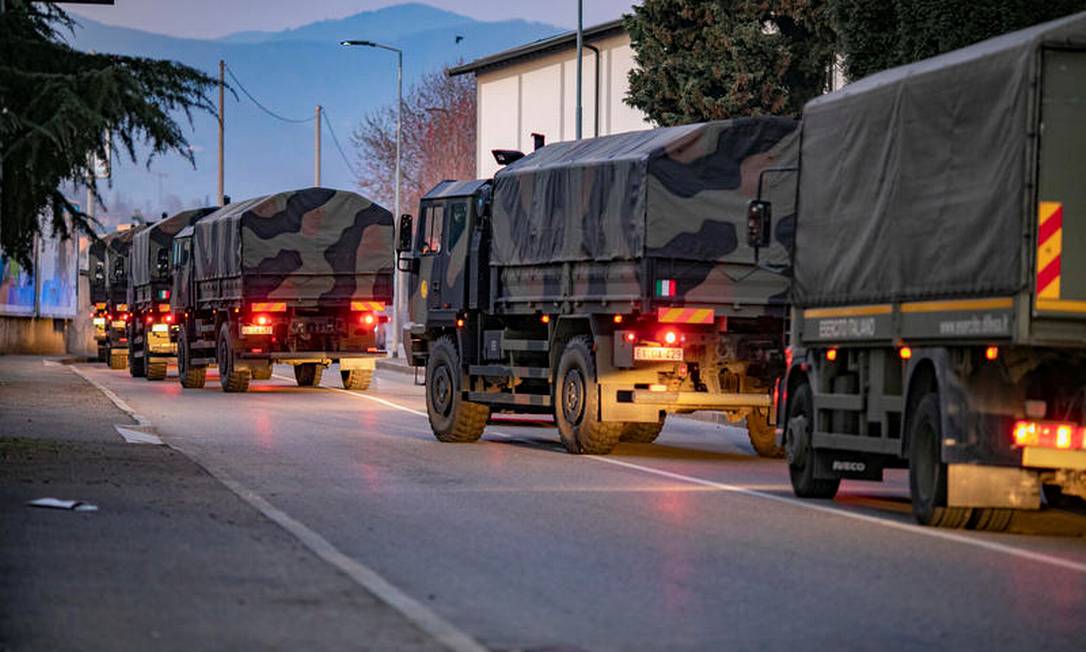 Caminhões as forças armadas italianas retiram caixões da cidade de Bérgamo, na Itália, para ajudar os serviços funerários, que estão sobrecarregados. Foto: Sergio Agazzi /Fotogramma / via REUTERS