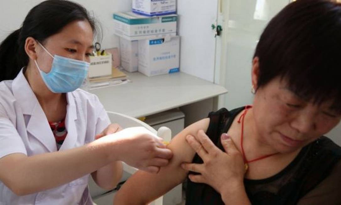 Várias instituições chinesas disseram na terça-feira que iniciarão em abril os testes clínicos para comprovar a eficiência de várias vacinas Foto: Getty Images