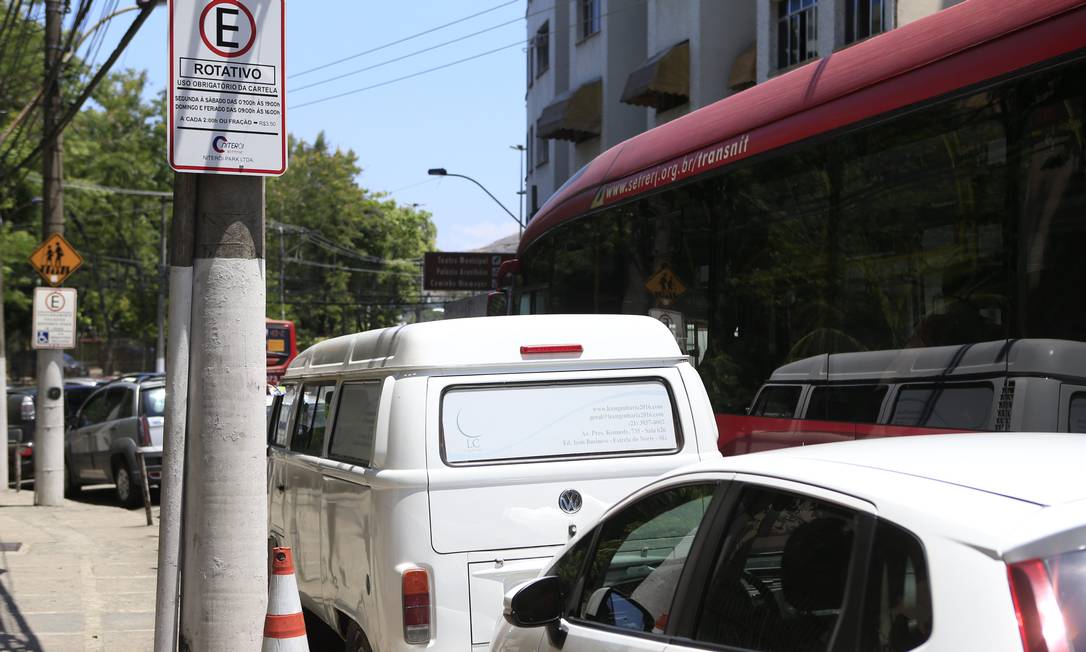 Estacionamento rotativo na Avenida Badger da Silveira: cobrança será suspensa por um mês em toda cidade. Foto: Roberto Moreyra / Agência O Globo
