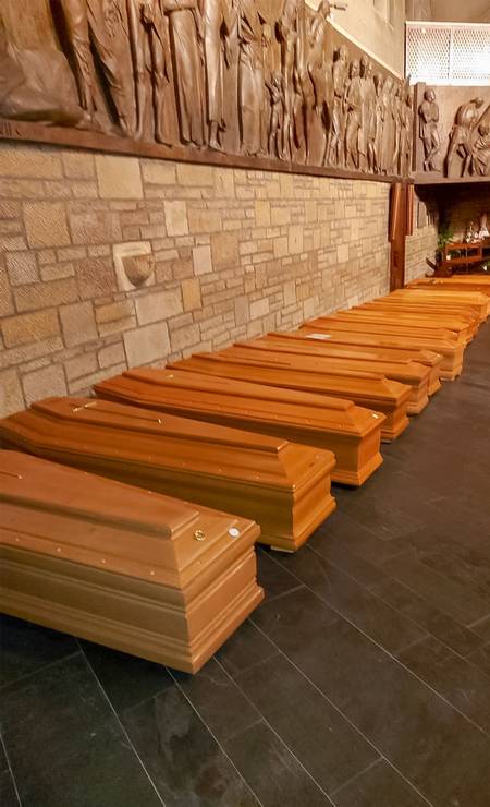 Caixões alinhados em uma capela em Bergamo, antes de serem transportados para a cremação Foto: STRINGER / AFP