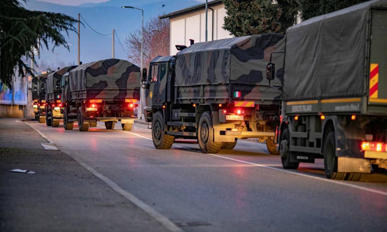 Ao todo, 15 caminhões e 50 soldados foram mobilizados para transferir corpos para províncias vizinhas Foto: Sergio Agazzi.Fotogramma / via REUTERS - 18/03/2020
