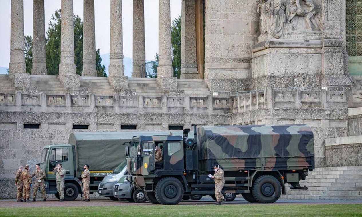 Caminhões e soldados militares italianos são vistos no cemitério de Bergamo para remoção de caixões de vítimas da pandemia do novo coronavírus Foto: Sergio Agazzi.Fotogramma / via REUTERS