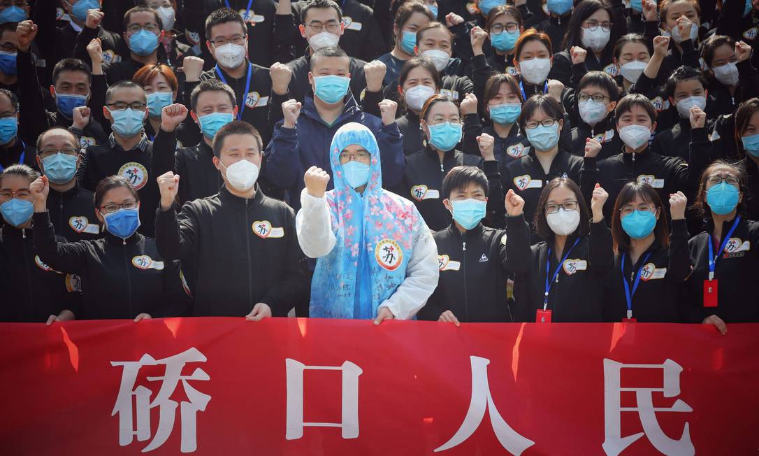 Profissionais da saúde chineses participam de cerimônia Foto: STR / AFP