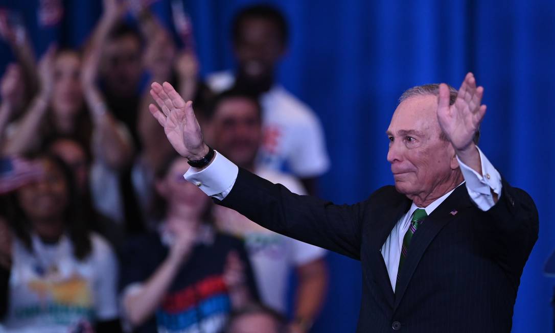 Ex-prefeito de Nova York, o bilionário Michael Bloomberg em comício que anúncio saída de corrida democrata Foto: JOHANNES EISELE / AFP