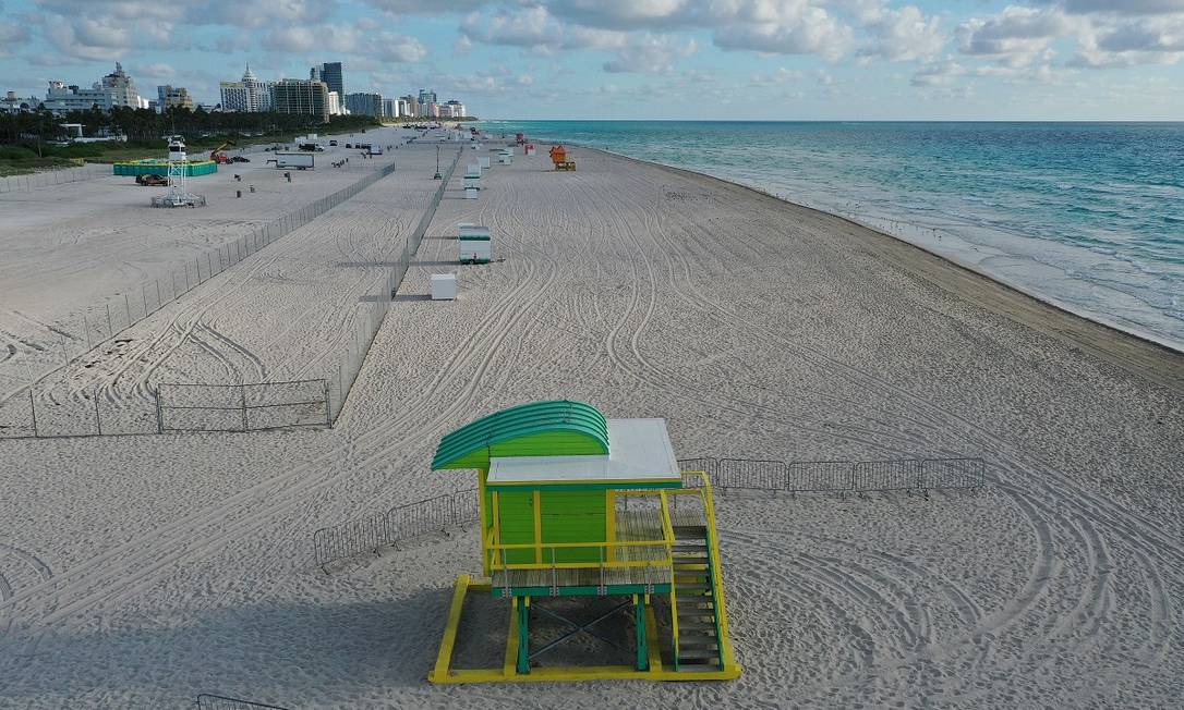 Vista aérea da praia de Miami Beach, interditada aos banhistas para evitar aglomerações. A medida é uma das tomadas por autoridades locais para conter a disseminação do novo coronavírus Foto: JOE RAEDLE / AFP