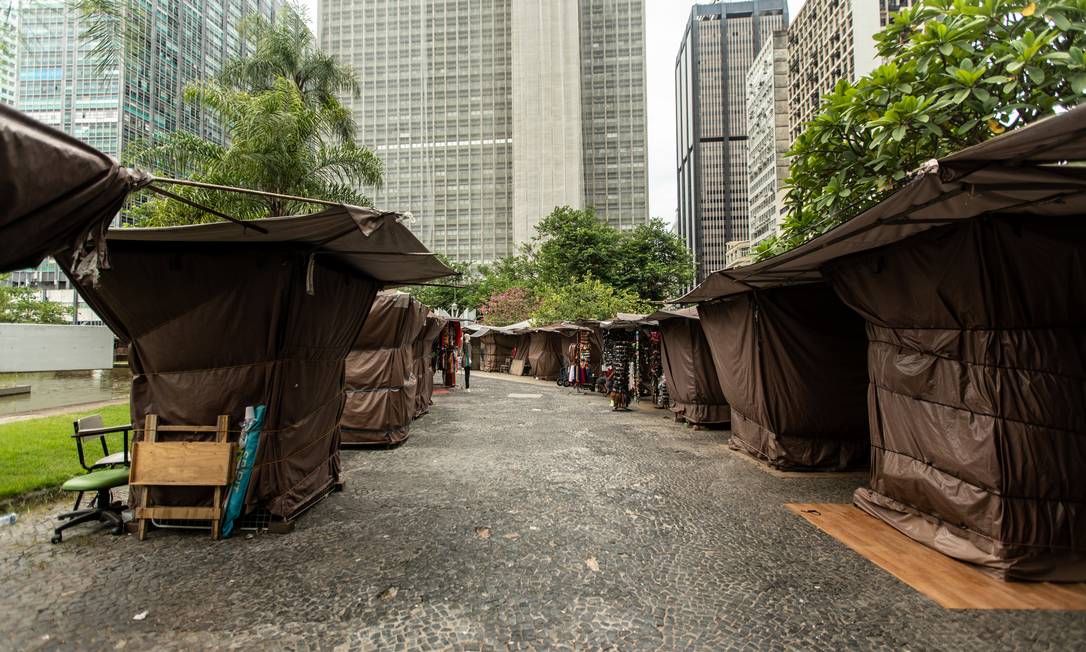 Sem movimento, barracas no Largo da Carioca estão fechadas Foto: BRENNO CARVALHO / Agência O Globo