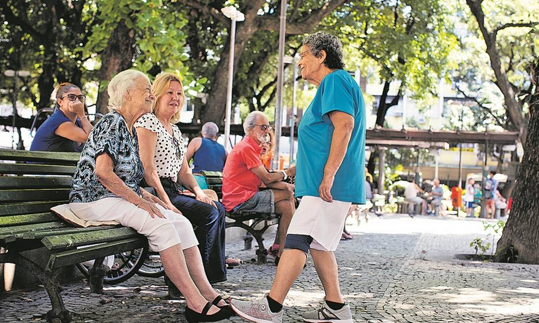 
Idosos se reúnem em Copacabana, bairro que concentra população com mais de 60 anos: as amigas vão para a rua, mas se cumprimentam com os pés
Foto:
Márcia Foletto
/
Agência O Globo