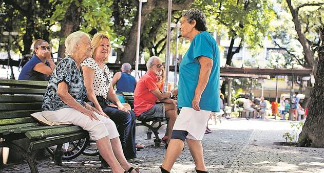 Mais vulneráveis ao coronavírus, idosos resistem à quarentena - Jornal O Globo