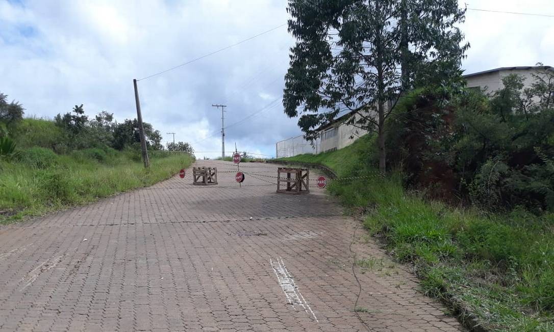 Diversos acessos foram bloqueados pela prefeitura de São Tiago Foto: Divulgação
