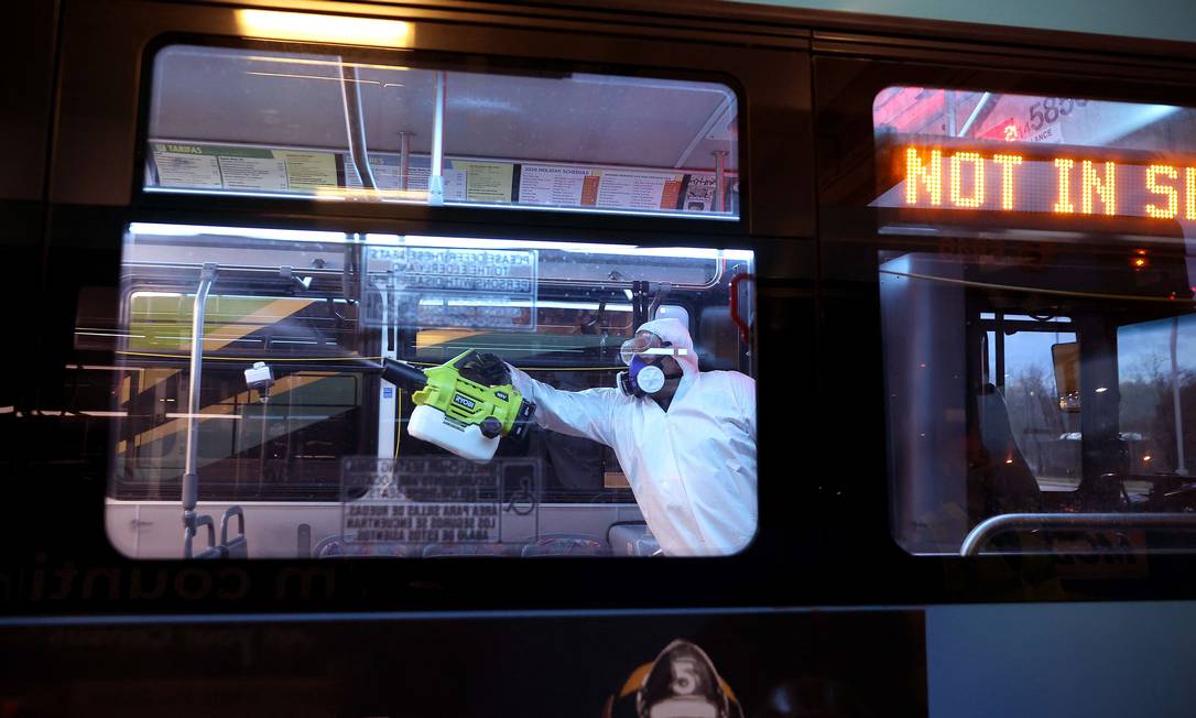 Profissional de manutenção higieniza transporte público em Maryland, nos Estados Unidos Foto: Chip Somodevilla / AFP