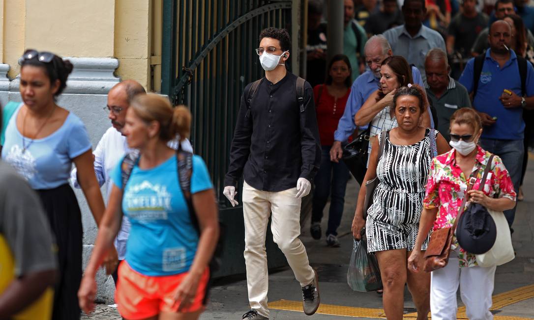 População do Rio circula de máscaras no Centro do município em meio à pandemia do novo coronavírus Foto: Fabio Motta / Agência O Globo