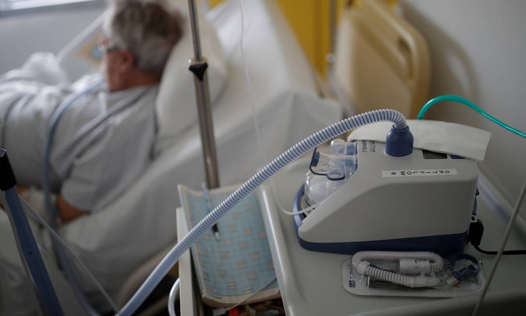 Paciente utiliza ventilação mecânica na França: equipamento é distribuído de forma diferente pelo Brasil e pode salvar vidas em meio à pandemia do novo coronavírus Foto: Stephane Mahe / Reuters