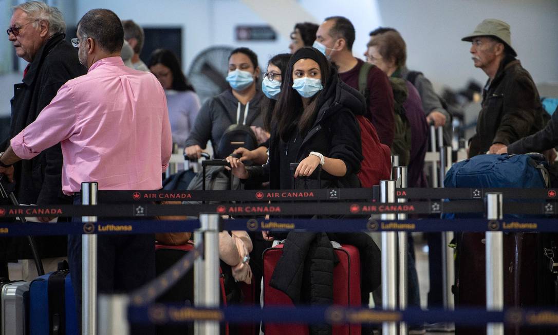 Passageiros usam máscaras em aeroporto internacional Benito Juarez International airport, na Cidade do México City Foto: PEDRO PARDO / AFP