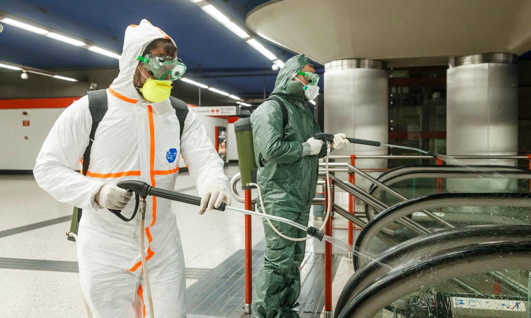 Estações de metrô em Madri são desinfectadas periodicamente: número de mortos na Espanha pelo novo coronavírus chegou a 1.350 no fim da tarde de ontem. Proposta agora é isolar o mais cedo possível casos suspeitos Foto: BALDESCA SAMPER / AFP