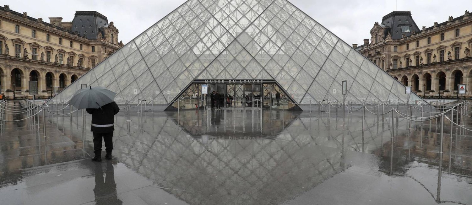 Enigma da Pirâmide. Museu mais visitado do mundo, o Louvre está fechado por tempo indeterminado para prevenir a disseminação do coronavírus Foto: Ludovic Marin / AFP