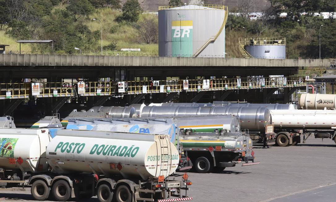 Caminhões-tanque na refinaria Gabriel Passo, em Betim Foto: Ramon Bitencourt / Agência O Globo