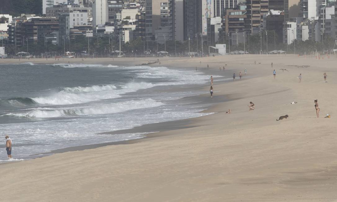 Praia do Rio ficou vazia no domingo Foto: Ana Branco / Agência O Globo