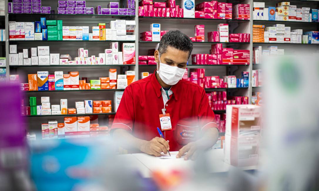 Farmácias e drogarias podem vender medicamentos para terceiros em decorrência do coronavírus Foto: Hermes de Paula / O Globo