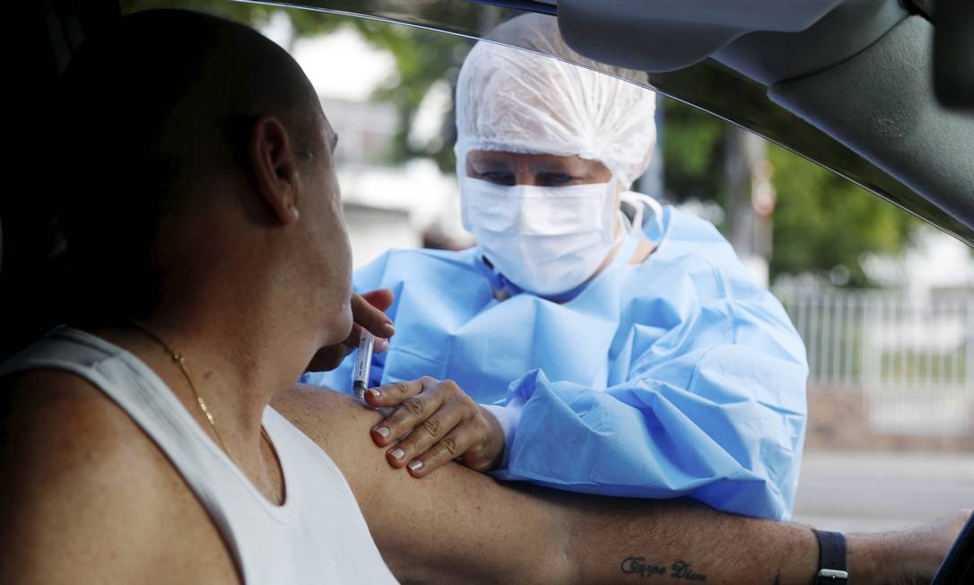 Idosos são vacinados no carro na Policlinica regional Sérgio Arouca, em Santa Rosa, em Niterói, durante campanha contra a gripe Foto: Fabiano Rocha / Agência O Globo