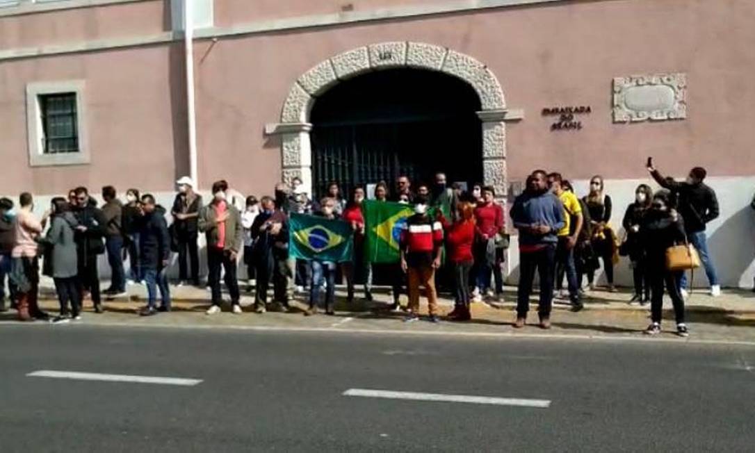Brasileiros em frente à Embaixada do Brasil em Lisboa Foto: Coluna Guilherme Amado/Agência O Globo