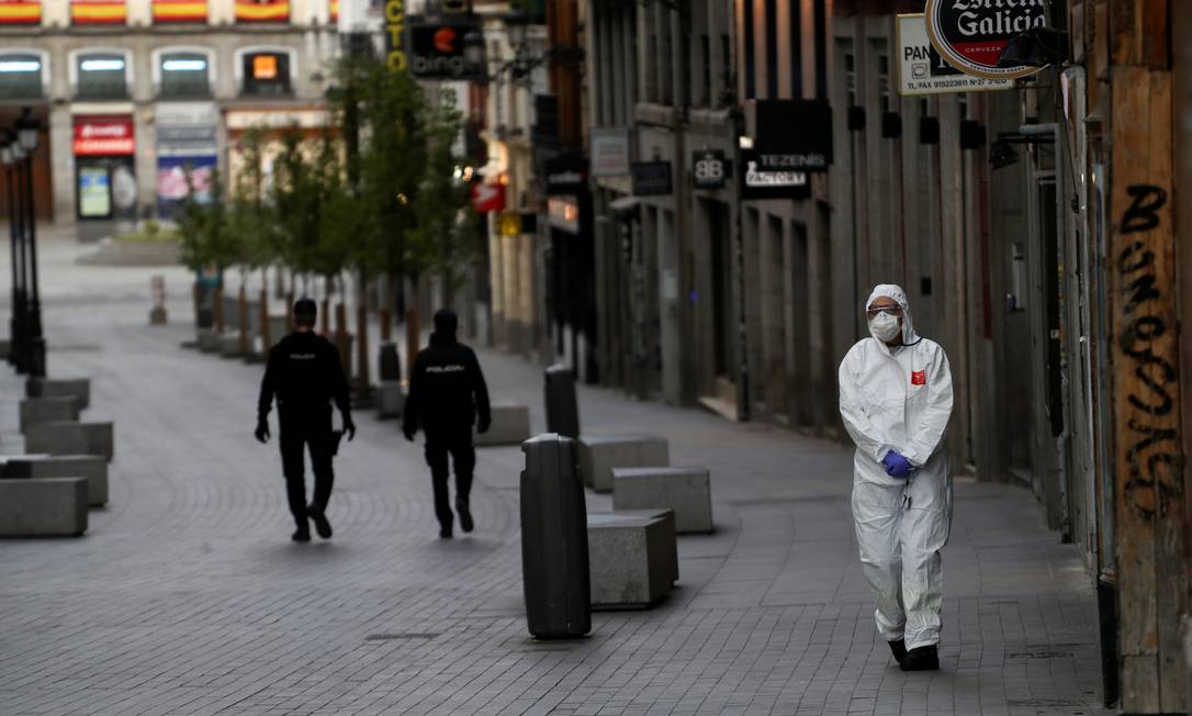 Um funcionário de saúde, na Espanha, com traje de proteção Foto: Susana Vera / Reuters