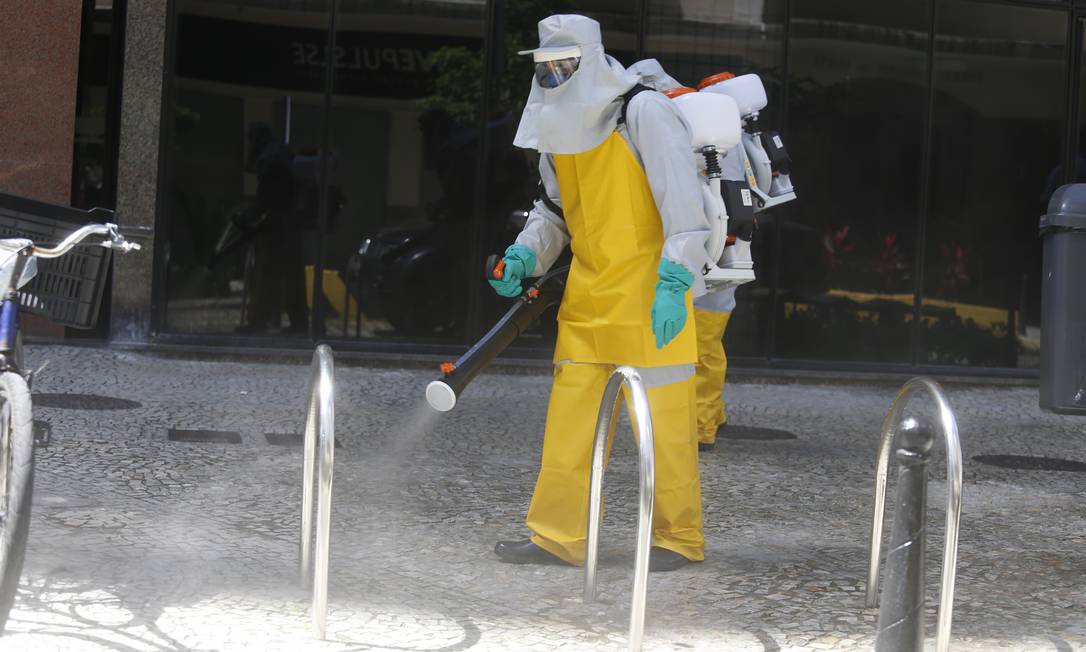 Funcionários da prefeitura de Niterói utilizam o quaternário de amônia para sanitizar a cidade Foto: Fabiano Rocha / O Globo