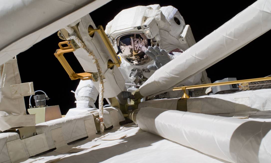 Astronauta da Nasa faz reparos na estrutura da Estação Espacial Internacional durante caminhada espacial de seis horas Foto: Nasa