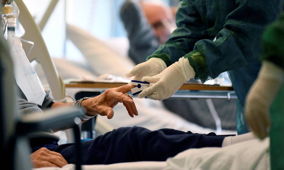 Equipe médica usa traje de proteção enquanta trata um paciente com o novo coronavírus no hospital Oglio Po, na Itália Foto: Flavio Lo Scalzo / REUTERS