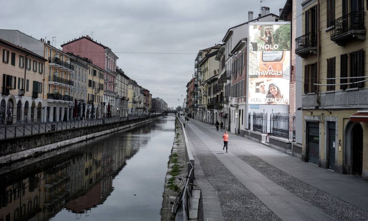 Em Milão, os Navigli, onde os milaneses costumam se reunir no final do dia Foto: Alessandro Grassani / NYT