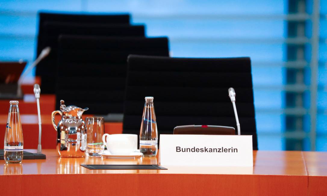 A cadeira vazia de Merkel, que participou da reunião semanal do seu gabinete por vídeo, por estar em quarentena Foto: Fabrizio Bensch / REUTERS