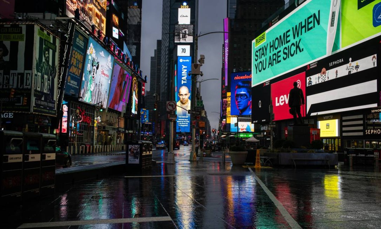 A Times Square na cidade de Nova York, praticamente desprovida de pessoas em 19 de março Foto: Todd Heisler / NYT