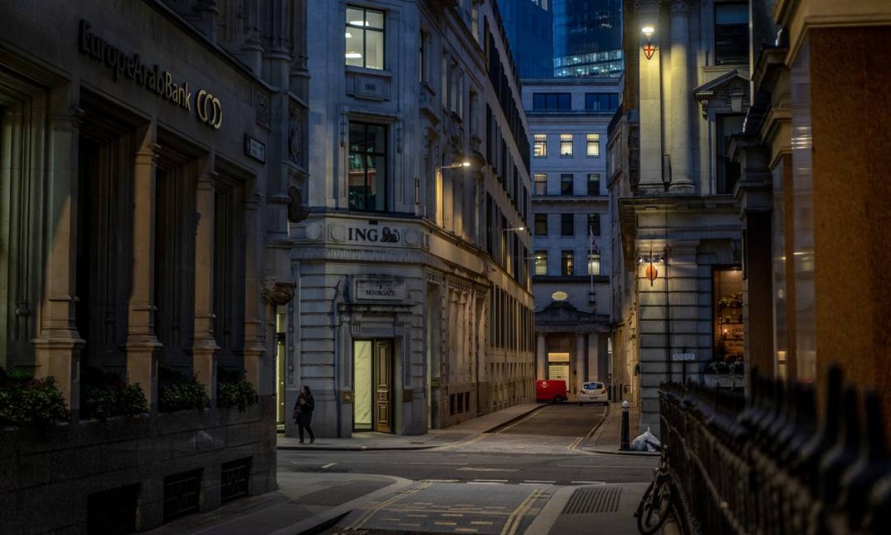 Em Londres, rua vazia na hora do rushda grande metrópole Foto: Andrew Testa / NYT