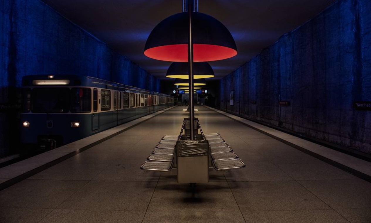 Em Munique, Alemanha, uma estação de metrô sem passageiros Foto: Laetitita VANCON PHOTOGRAPHY / NYT
