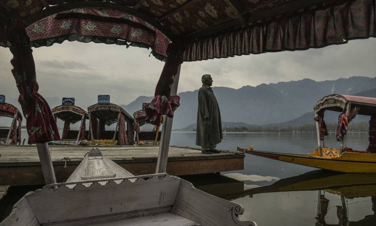 Em Srinagar, Índia, uma estação turística sem turistas e barcos sem passageiros Foto: Atul Loke / NYT