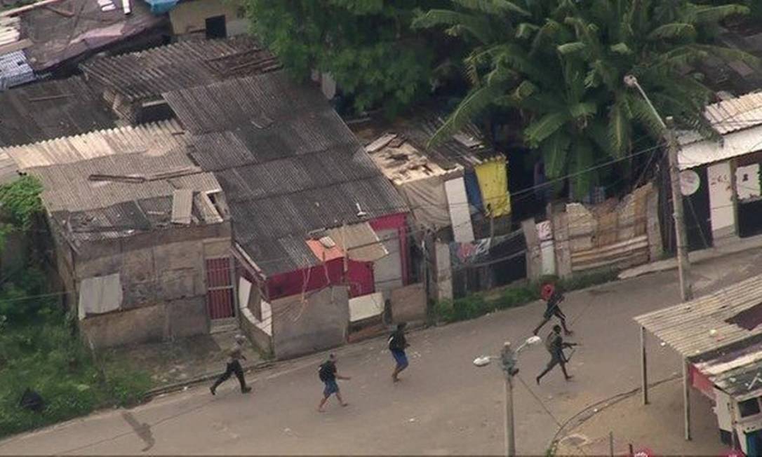 Bandidos andam pela Cidade de Deus Foto: TV Globo