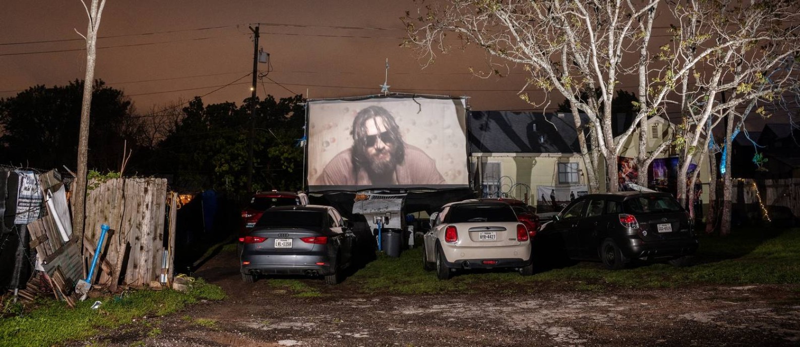 Cinemas drive-in nos EUA atraem público jovem com apelo à nostalgia e  sessões 'românticas' a céu aberto, Cinema