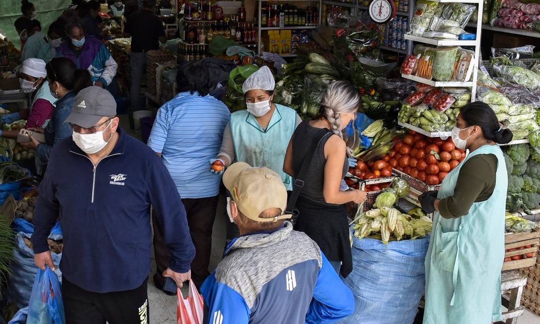 Pandemia de coronavírus fez aumentar o número de pessoas que estocam alimentos e água Foto: Aizar Raldes / AFP