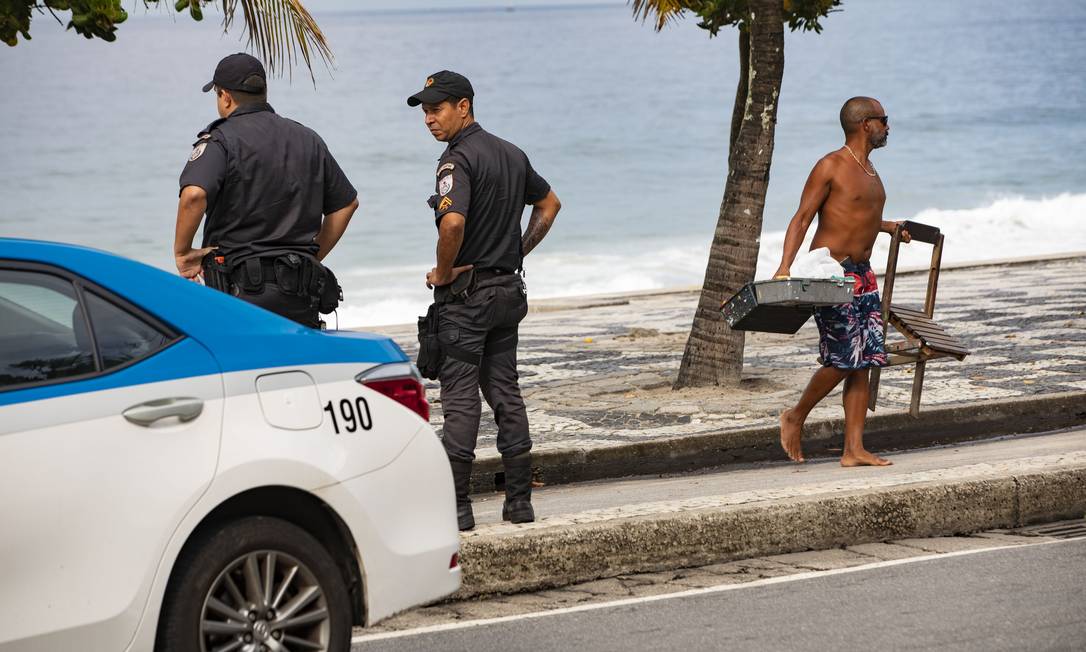 Policiais patrulham a praia de Ipanema Foto: Ana Branco / Agência O Globo