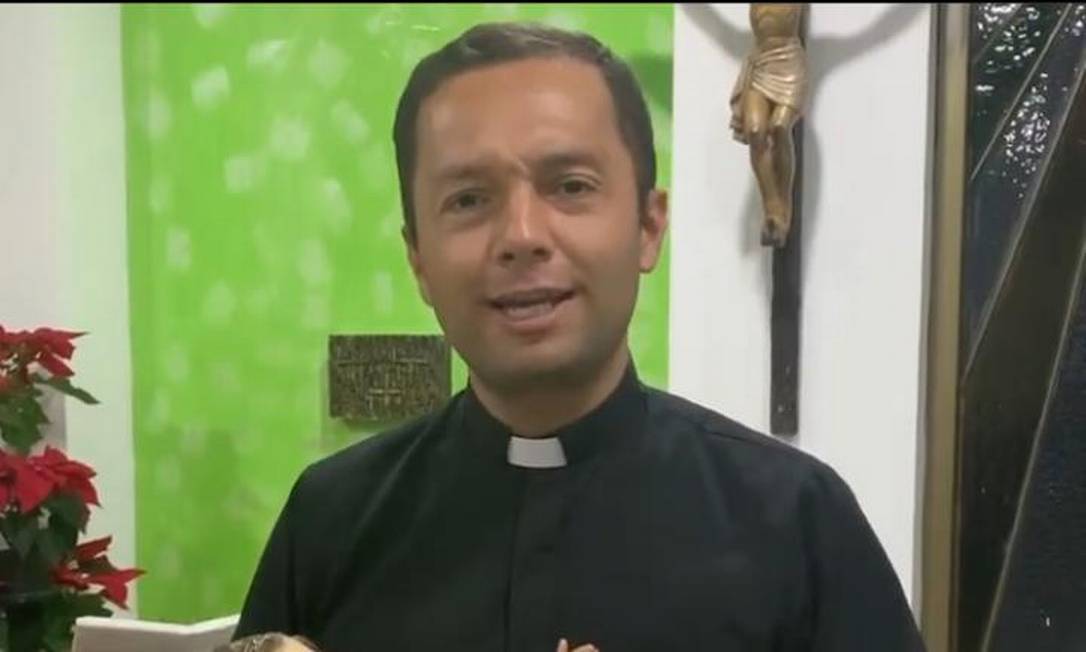 Padre Juan Pablo Botero teve a ideia ao saber que o colégio onde é capelão daria aulas pela internet: 'Eu disse: vamos começar a fazer missas online também' Foto: Reprodução 