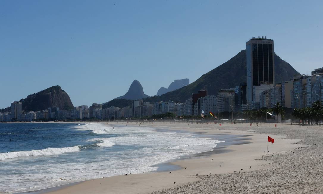Praias do Leme e de Copacabana desertas após proibição de acesso Foto: ROBERTO MOREYRA / Agência O Globo