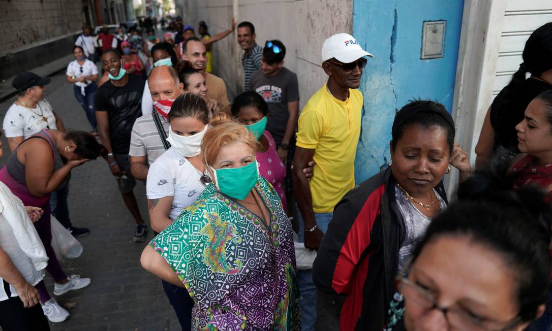 Cubanos fazem fila para comprar mantimentos em Havana Foto: ALEXANDRE MENEGHINI / REUTERS/24-03-2020