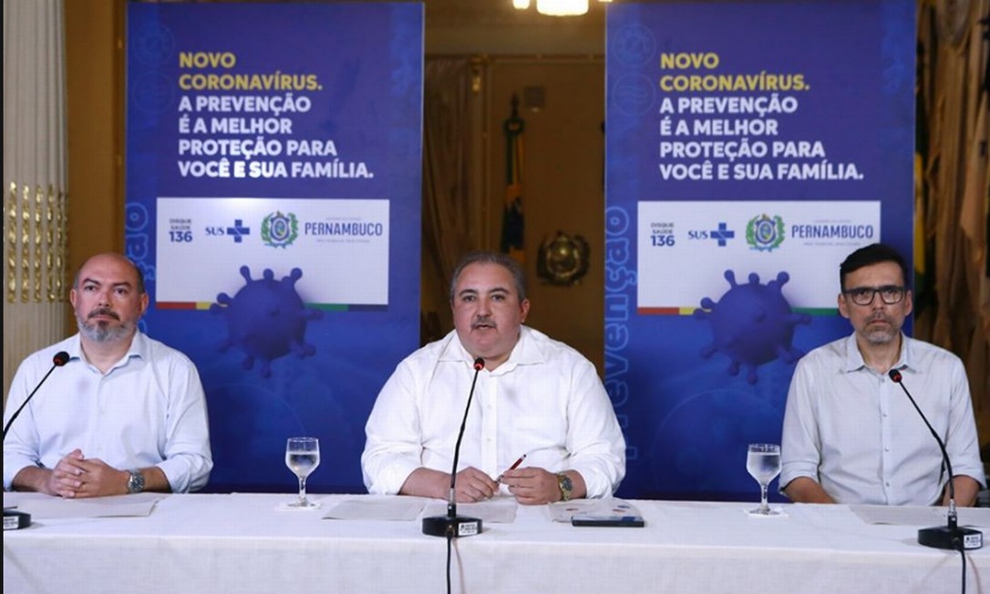Secretário de Saúde de Pernambuco, André Longo (ao centro) Foto: Facebook / Reprodução