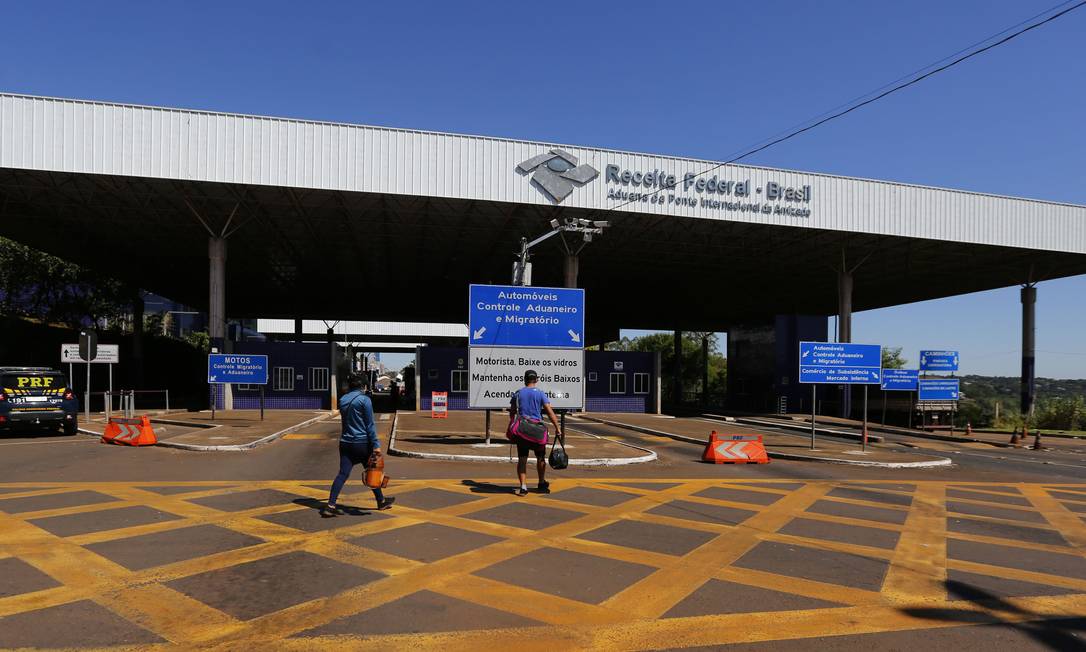 Fronteira entre Brasil e Paraguai está fechada, mas autoridades têm dificuldades para vigiá-la completamente Foto: Brazil PhotoPress / Agência O Globo