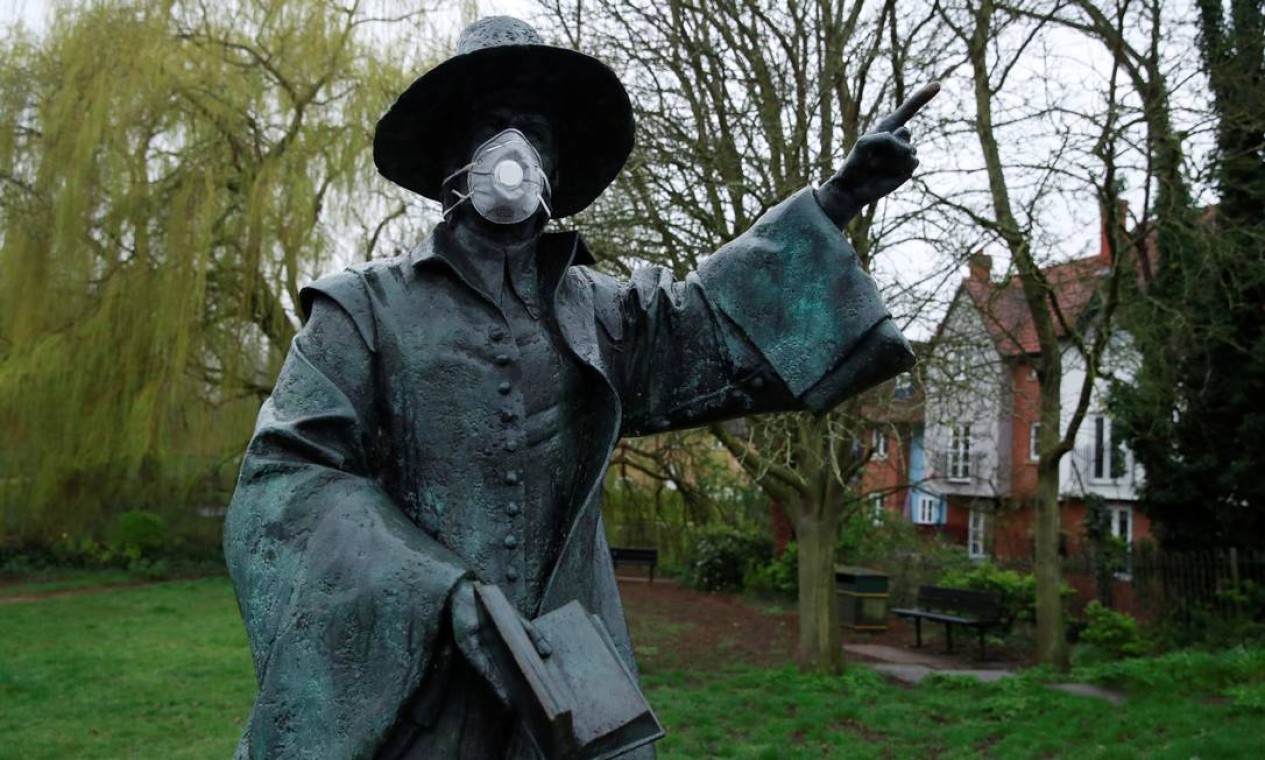 A estátua com máscara em Hertford, Grã-Bretanha Foto: ANDREW COULDRIDGE / REUTERS